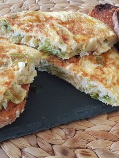 Una foto de Tortilla de bacalao y mini cebolletas tiernas