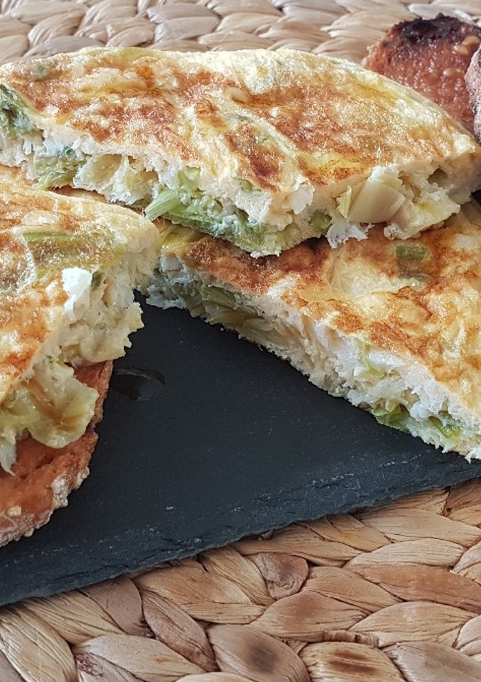 Una foto de Tortilla de bacalao y mini cebolletas tiernas
