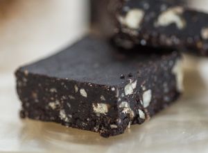 Una foto de Brownie Raw con nueces (sin cocción)