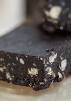 Una foto de Brownie Raw con nueces (sin cocción)