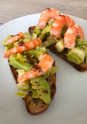 Une photo de Bruschetta endive-avocat-crevette-sumac