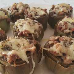 Una foto de Alcachofas rellenas, al horno, de jamón y champiñones