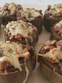 Una foto de Alcachofas rellenas, al horno, de jamón y champiñones