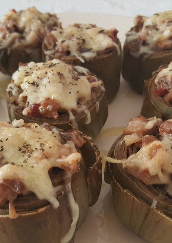 Una foto de Alcachofas rellenas, al horno, de jamón y champiñones