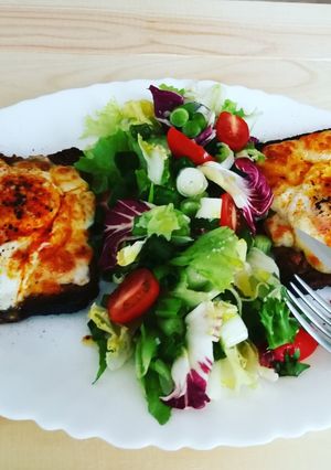 Foto principal de Huevos y mozzarella sobre pan tostado al horno - fácil