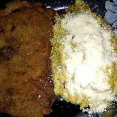 A picture of Milanesa de hígado con arroz a la española.