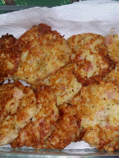 Una foto de Tortitas de papa, muzzarella y jamón