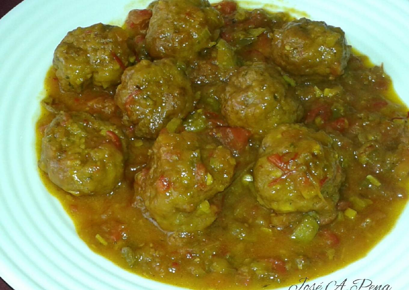 Albóndigas de ternera con sobrasada en salsa de pisto