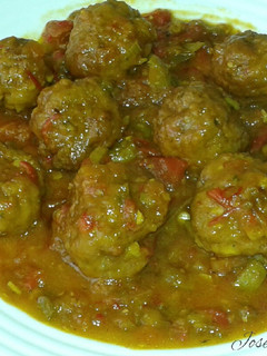 Una foto de Albóndigas de ternera con sobrasada en salsa de pisto