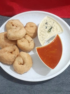 મેંદુ વડા (Medu Vada Recipe In Gujarati) રેસીપી મુખ્ય ફોટો