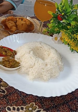 A picture of White rice with aloo Ka salan.