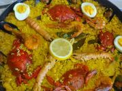 Una foto de arroz con chirlas y cigalas