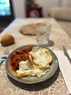 Una foto de Pisto casero con huevos fritos 🍳