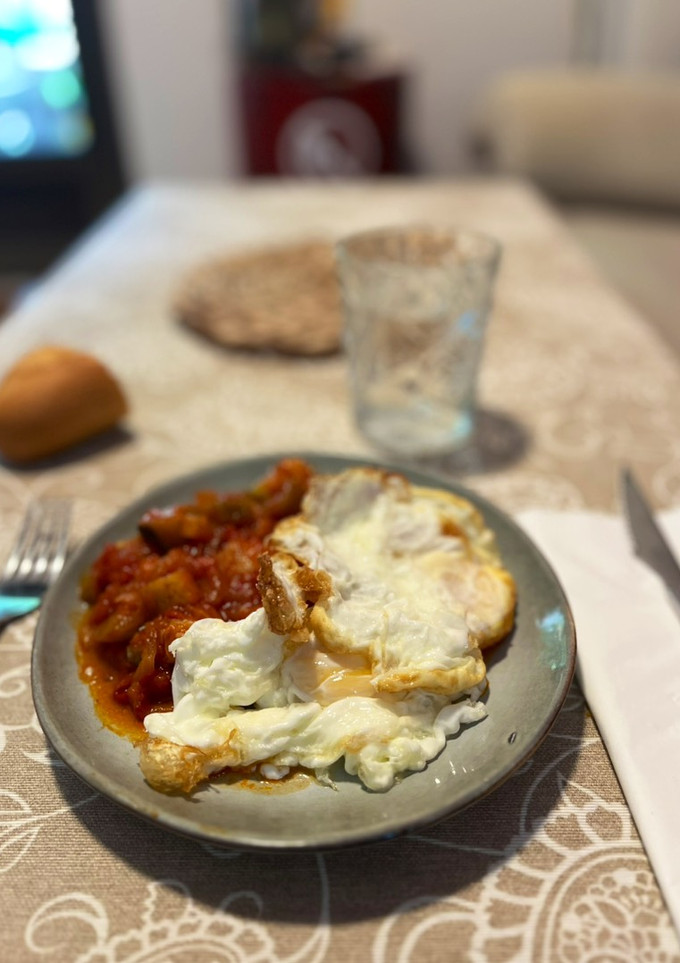 Una foto de Pisto casero con huevos fritos 🍳