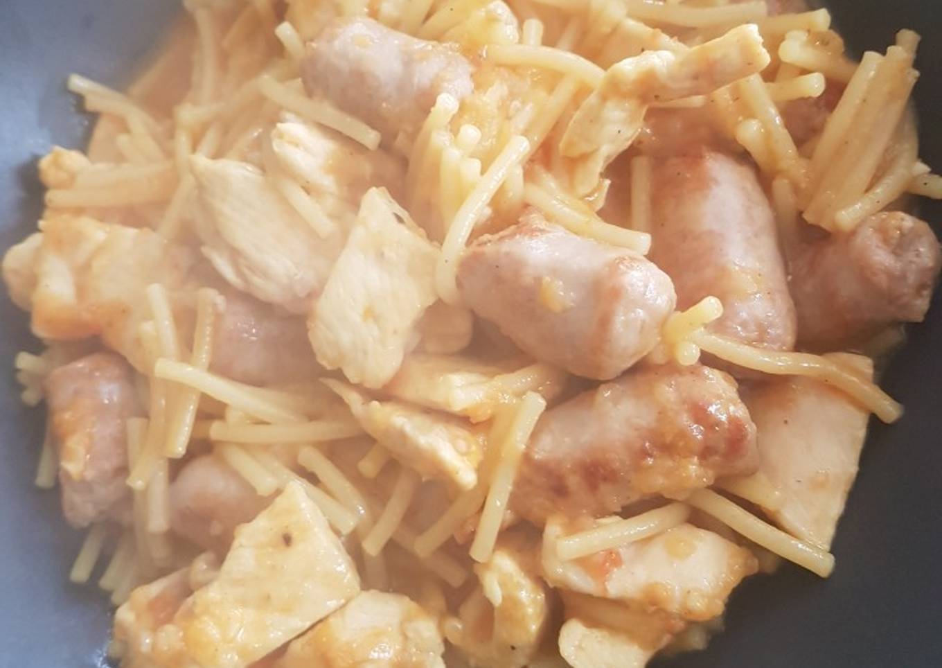 Fideos con pollo y salchichas