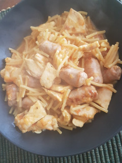Una foto de Fideos con pollo y salchichas