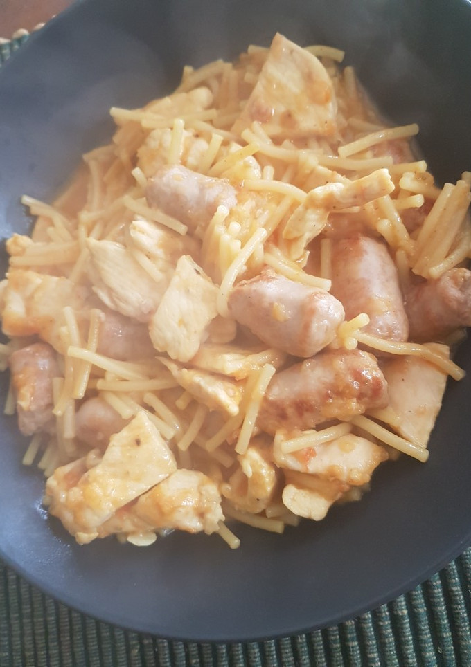 Una foto de Fideos con pollo y salchichas