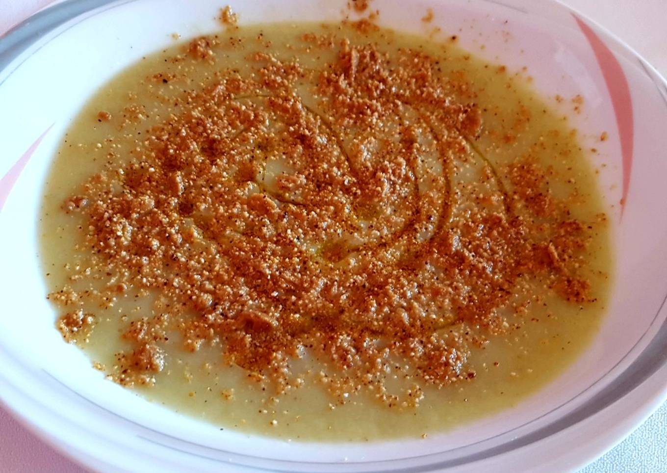 Crema de calabacín con almendras fritas