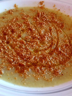 Una foto de Crema de calabacín con almendras fritas