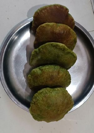 गरमा गरम बथुआ की पूरी रेसिपी मुख्य फोटो
