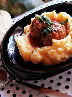 Una foto de Albóndigas con puré mixto 🧆