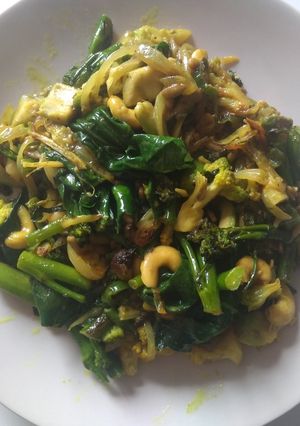 Una foto de Verduras Keto con frutos secos y salsa de coco