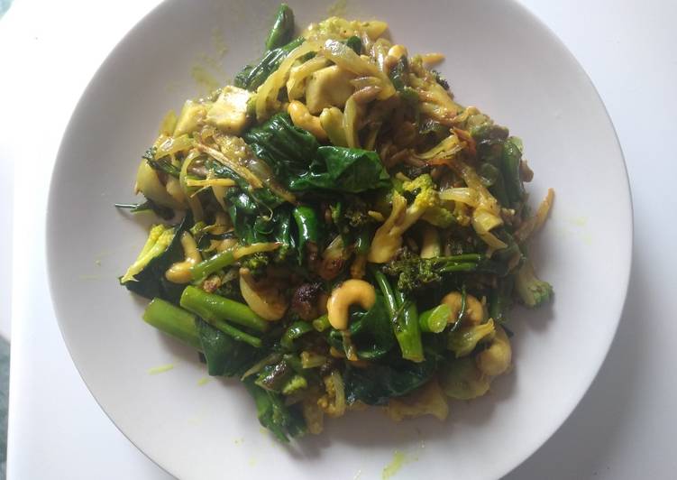 Verduras Keto con frutos secos y salsa de coco