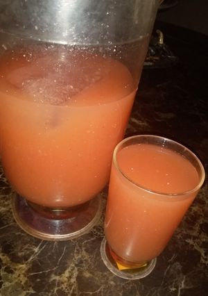 A picture of Watermelon and pineapple juice.