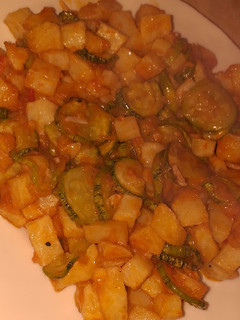 صورة لوصفة بطاطا وكورجيت بصوص طماطم سريييعة