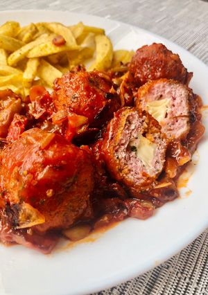Una foto de Albóndigas rellenas de queso con salsa de tomate 🥫