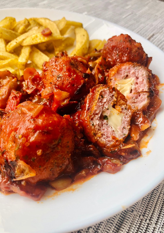 Una foto de Albóndigas rellenas de queso con salsa de tomate 🥫