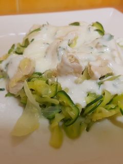 Una foto de Espaguetis de calabacín con pollo y salsa de yogur