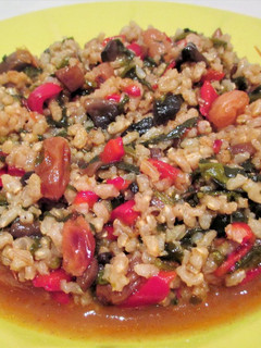 Una foto de Arroz integral caldoso con verduras y uvas pasas- veggie
