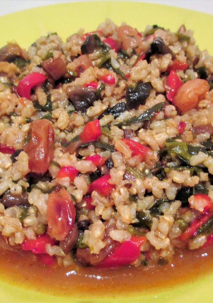 Una foto de Arroz integral caldoso con verduras y uvas pasas- veggie