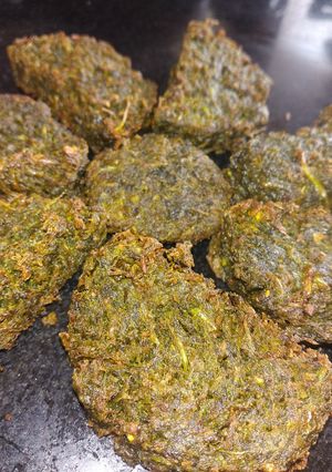 कोथिंबीर वडी (kothimbir wadi recipe in marathi) रेसिपी चे मुख्य फोटो