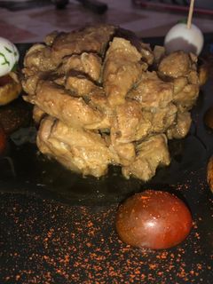 Una foto de Cordero guisado con nidos de champiñones y huevos de codorniz