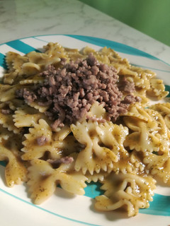 Una foto de Pasta con salsa de tomates y espinacas
