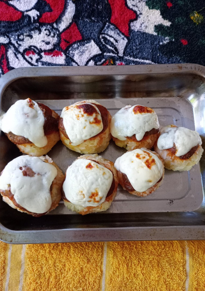 Una foto de Bomba de Arroz con papa rellena de huevo y queso, a la pizza