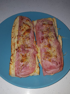 Una foto de Panini de jamón york queso y bacon