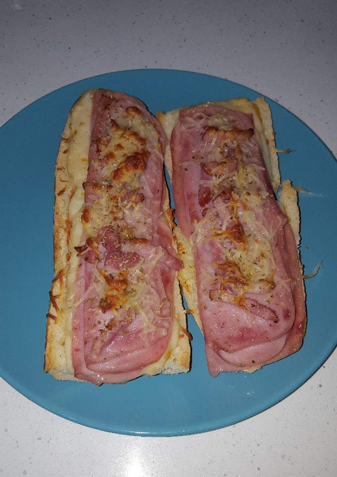Una foto de Panini de jamón york queso y bacon
