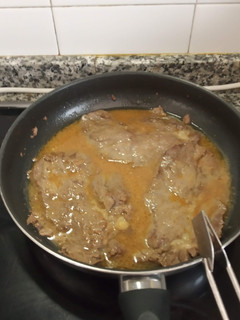 Una foto de Filetes de ternera en salsa con vino y Sabor Cookpad