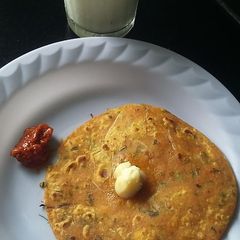 A picture of Onion methi paratha.