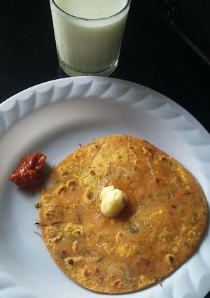 A picture of Onion methi paratha.
