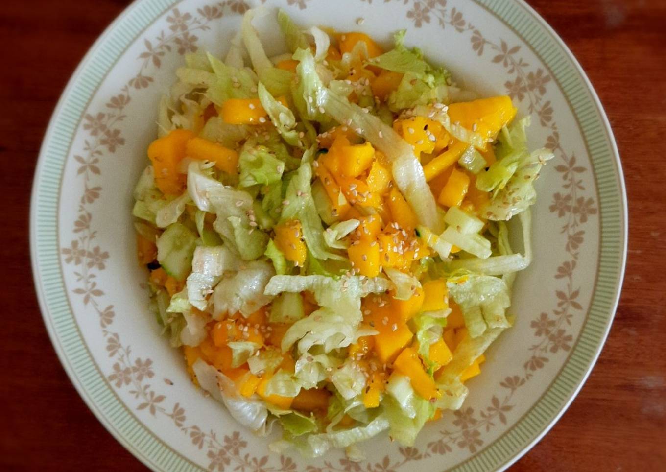 Mango lettuce salad
