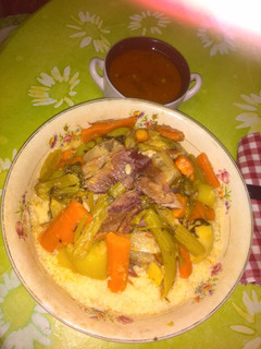 Una foto de Cuscús con carne y verduras