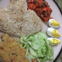Una foto de Milanesa de pollo, verduras, huevos y quinoa