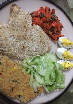 Una foto de Milanesa de pollo, verduras, huevos y quinoa