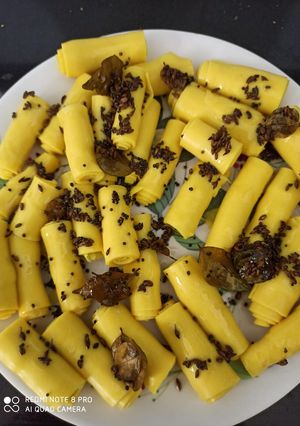 A picture of Khandvi.