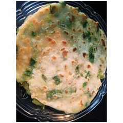 A picture of Chinese scallion pancake.