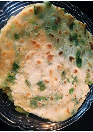 A picture of Chinese scallion pancake.